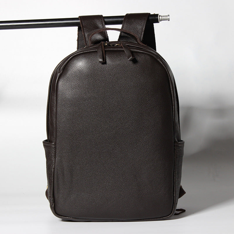 The factory sells leather double shoulders, Baotou layer cowhide, European and American men's backpack, high grade travel and leisure men's bags wholesale